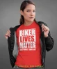 Biker lives matter look twice save life, czerwona damska koszulka, koszulka motocyklowa, koszulka dla motocyklistki, damska koszulka na motocykl, koszulka dla miłośniczki motocykli, motocykl, mucha nie siada sklep.webp
