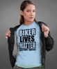 Biker lives matter look twice save life, jasnoniebieska damska koszulka, koszulka motocyklowa, koszulka dla motocyklistki, damska koszulka na motocykl, koszulka dla miłośniczki motocykli, motocykl, mucha nie siada sklep.webp