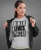 Biker lives matter look twice save life, szara damska koszulka, koszulka motocyklowa, koszulka dla motocyklistki, damska koszulka na motocykl, koszulka dla miłośniczki motocykli, motocykl, mucha nie siada sklep.webp