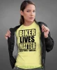 Biker lives matter look twice save life, żółta damska koszulka, koszulka motocyklowa, koszulka dla motocyklistki, damska koszulka na motocykl, koszulka dla miłośniczki motocykli, motocykl, mucha nie siada sklep.webp
