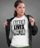 Biker lives matter look twice save life, biała damska koszulka, koszulka motocyklowa, koszulka dla motocyklistki, damska koszulka na motocykl, koszulka dla miłośniczki motocykli, motocykl, mucha nie siada sklep.webp