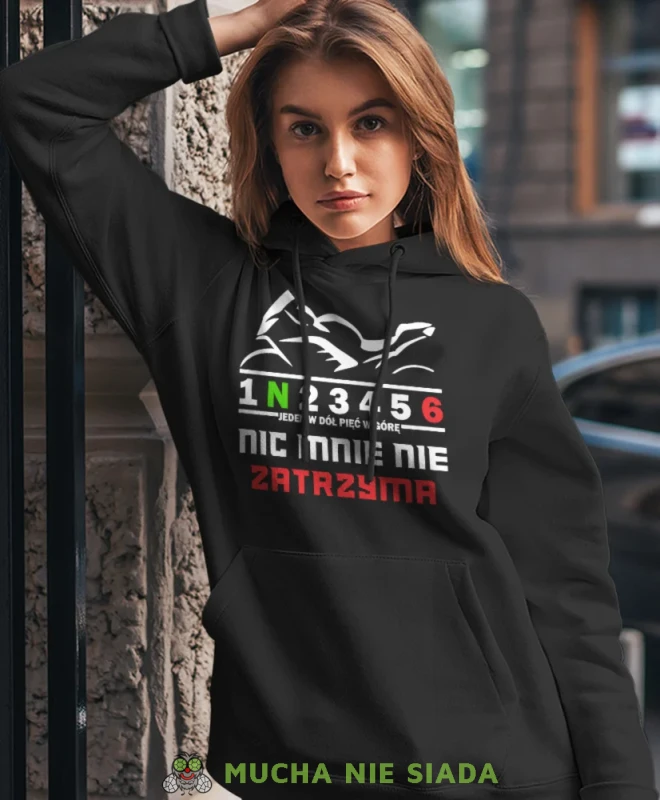 Jeden w dół pięć w górę nic mnie nie zatrzyma, czarna damska bluza z kapturem, bluza dla motocyklistki, bluzy na motocykl, bluza z kapturem na motocykl, damska bluza na motocykl.webp