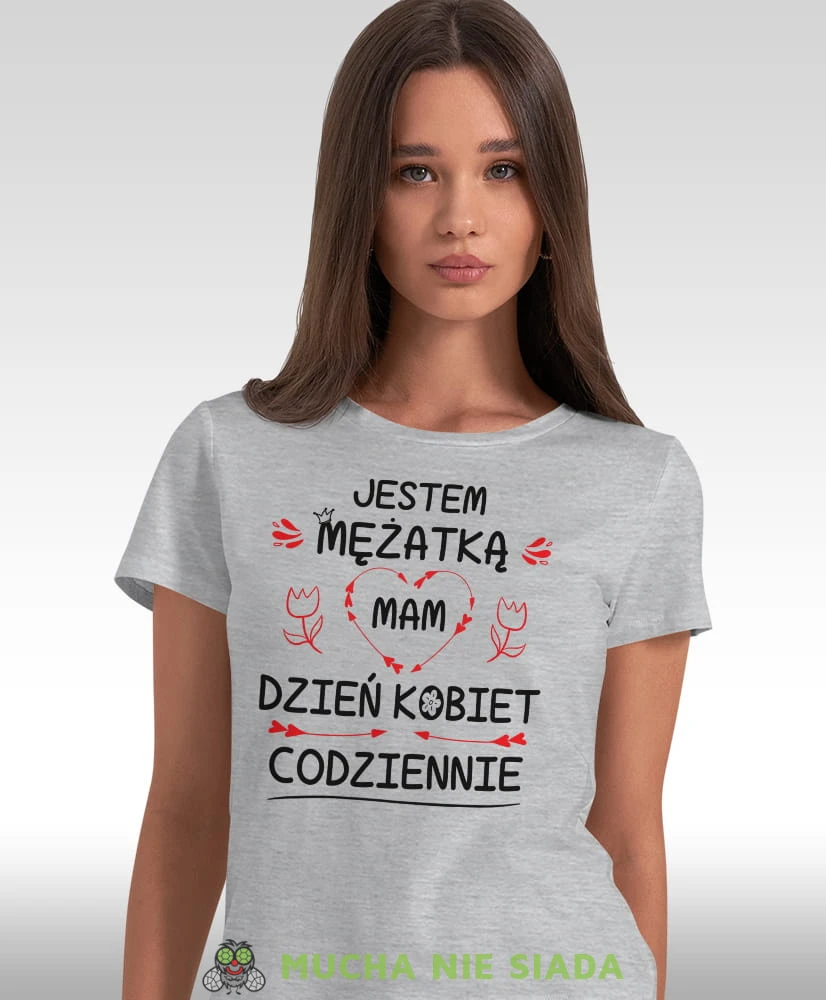 jestem mężatką mam dzień kobiet codziennie, szara damska koszulka, koszulki z nadrukiem, na prezent, na urodziny, na prezent dla żony, na prezent, koszulki dla żony koszulki damskie, mucha nie siada.jpg