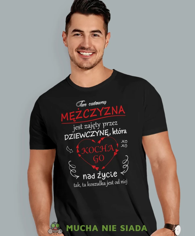 Ten cudowny mężczyzna jest zajęty przez dziewczynę, czarna męska koszulka z nadrukiem, koszulka na prezent, koszulka dla chłopaka, koszulka z zabawnym nadrukiem, fajna koszulka, mucha nie siada, mns sklep.webp