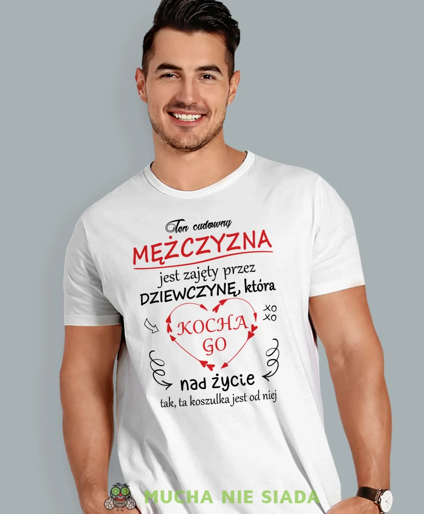 Ten cudowny mężczyzna jest zajęty przez dziewczynę, biała męska koszulka z nadrukiem, koszulka na prezent, koszulka dla chłopaka, koszulka z zabawnym nadrukiem, fajna koszulka, mucha nie siada, mns sklep.webp