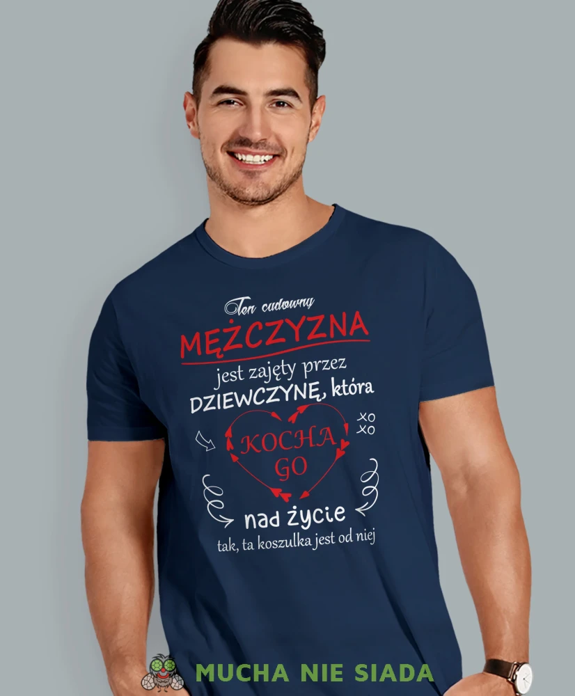 Ten cudowny mężczyzna jest zajęty przez dziewczynę, granatowa męska koszulka z nadrukiem, koszulka na prezent, koszulka dla chłopaka, koszulka z zabawnym nadrukiem, fajna koszulka, mucha nie siada, mns sklep.webp