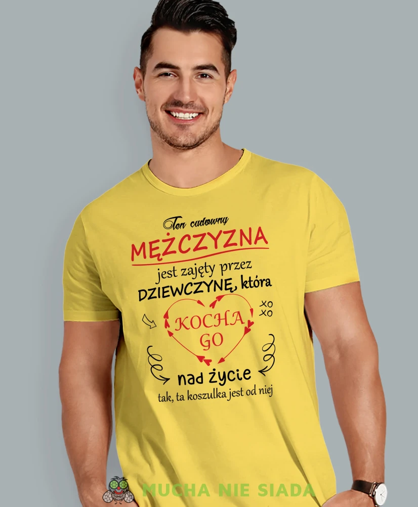 Ten cudowny mężczyzna jest zajęty przez dziewczynę, żółta męska koszulka z nadrukiem, koszulka na prezent, koszulka dla chłopaka, koszulka z zabawnym nadrukiem, fajna koszulka, mucha nie siada, mns sklep.webp