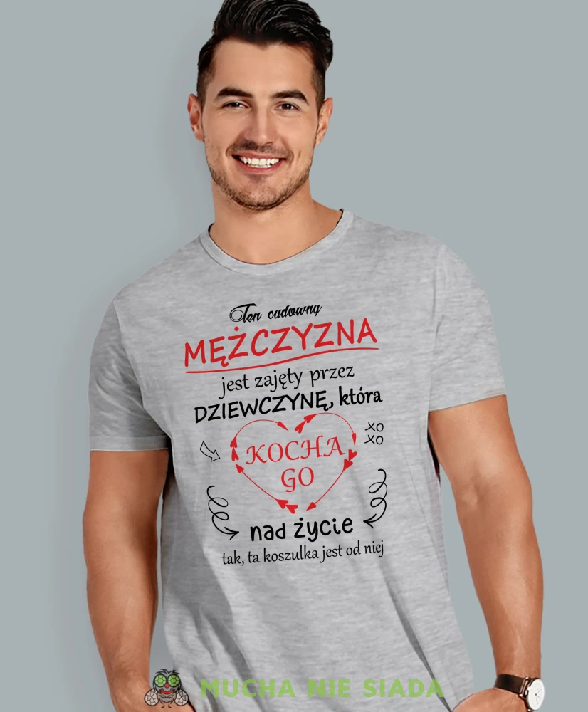 Ten cudowny mężczyzna jest zajęty przez dziewczynę, szara męska koszulka z nadrukiem, koszulka na prezent, koszulka dla chłopaka, koszulka z zabawnym nadrukiem, fajna koszulka, mucha nie siada, mns sklep.webp