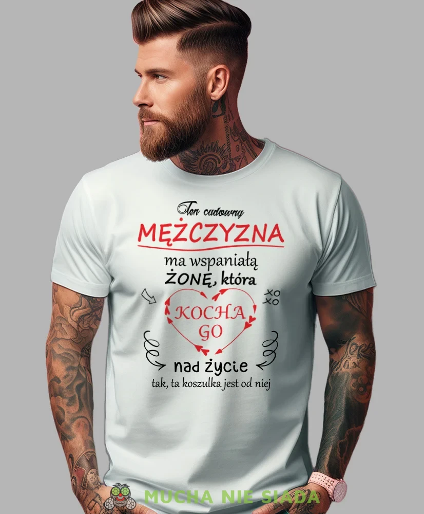 Ten cudowny mężczyzna ma wspaniałą żonę, biała męska koszulka z nadrukiem, koszulka na prezent, koszulka dla chłopaka, koszulka z zabawnym nadrukiem, fajna koszulka, mucha nie siada, mns sklep.webp