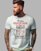 Ten cudowny mężczyzna ma wspaniałą żonę, biała męska koszulka z nadrukiem, koszulka na prezent, koszulka dla chłopaka, koszulka z zabawnym nadrukiem, fajna koszulka, mucha nie siada, mns sklep.webp