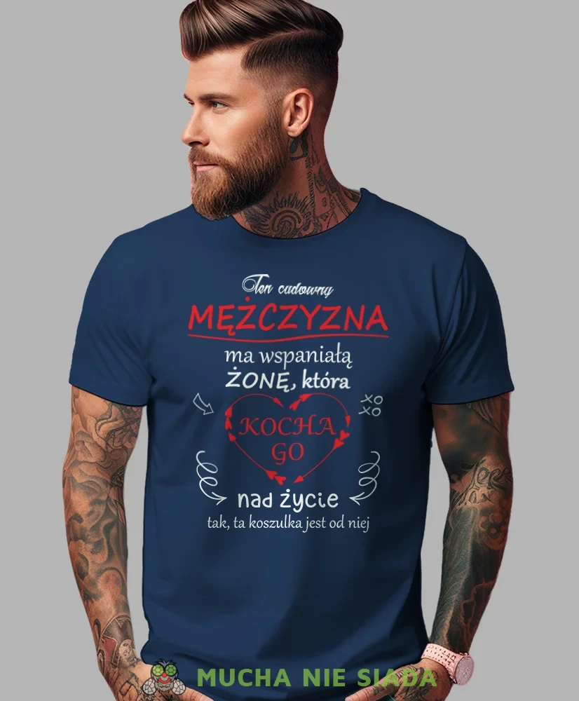 Ten cudowny mężczyzna ma wspaniałą żonę, granatowa męska koszulka z nadrukiem, koszulka na prezent, koszulka dla chłopaka, koszulka z zabawnym nadrukiem, fajna koszulka, mucha nie siada, mns sklep.webp
