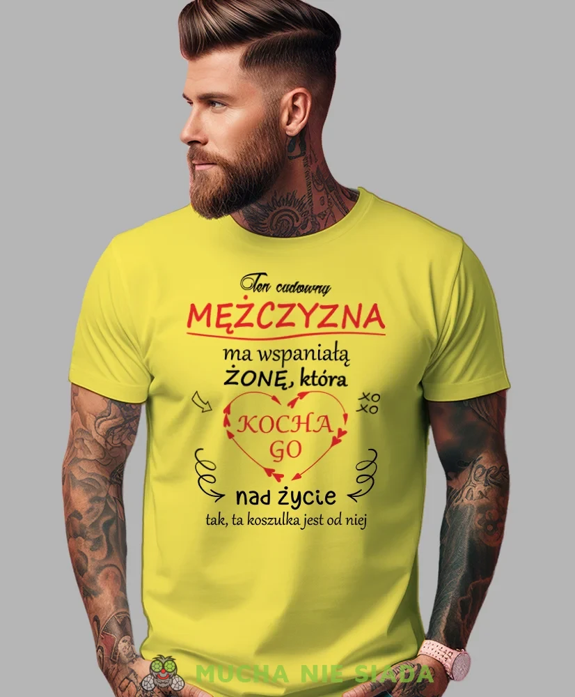 Ten cudowny mężczyzna ma wspaniałą żonę, żółta męska koszulka z nadrukiem, koszulka na prezent, koszulka dla chłopaka, koszulka z zabawnym nadrukiem, fajna koszulka, mucha nie siada, mns sklep.webp