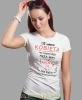 Ta kobieta ma wspaniałego męża, biała damska koszulka, koszulka z nadrukiem, koszulka dla dziewczyny, na prezent, na urodziny, koszulka na dzień kobiet mucha nie siada, mns sklep.webp