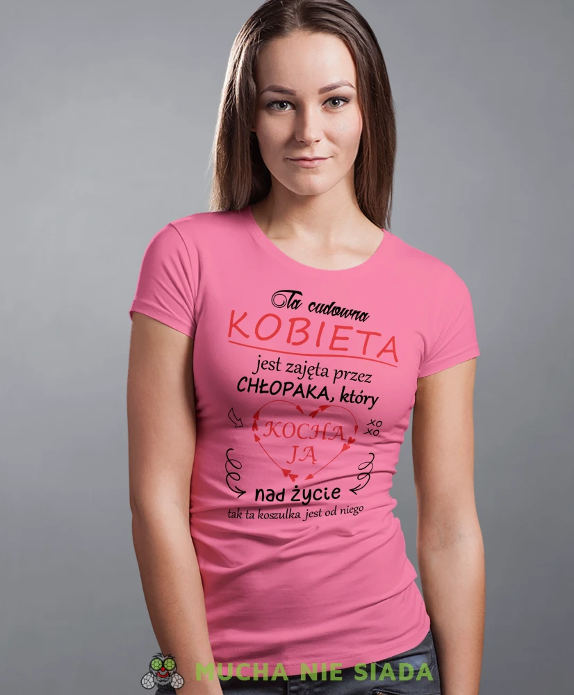 Ta kobieta jest zajęta przez chłopaka, różowa damska koszulka, koszulka z nadrukiem, koszulka dla dziewczyny, na prezent, na urodziny, koszulka na dzień kobiet mucha nie siada, mns sklep.webp