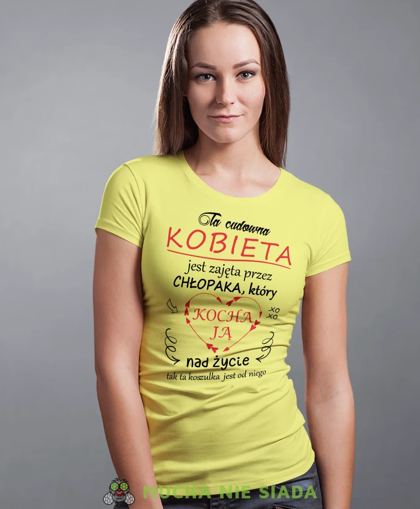 Ta kobieta jest zajęta przez chłopaka, żółta damska koszulka, koszulka z nadrukiem, koszulka dla dziewczyny, na prezent, na urodziny, koszulka na dzień kobiet mucha nie siada, mns sklep.webp