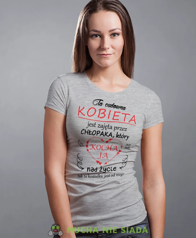 Ta kobieta jest zajęta przez chłopaka, szara damska koszulka, koszulka z nadrukiem, koszulka dla dziewczyny, na prezent, na urodziny, mucha nie siada, mns.webp