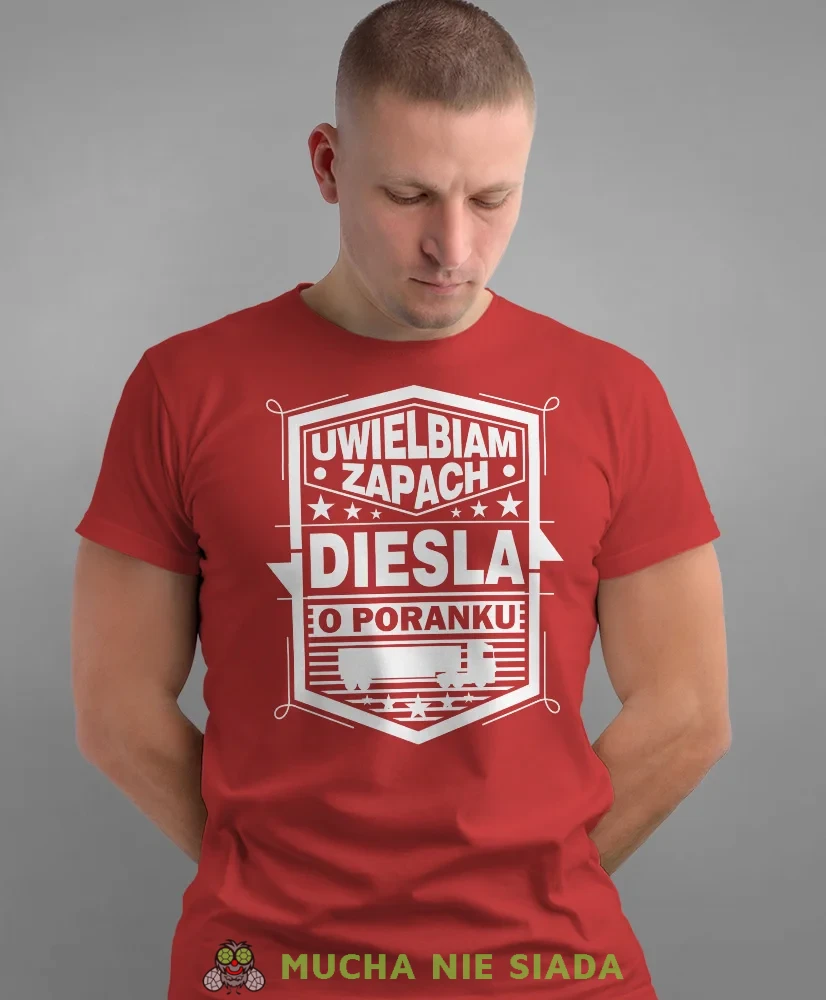 Uwielbiam zapach diesla o poranku, czerwona koszulka z nadrukiem, prezent dla kierowcy tira, prezent dla kierowcy ciężarówki, koszulka dla kierowcy ciężarówki, koszulki dla kierowcy, mucha niesiada, mns.webp