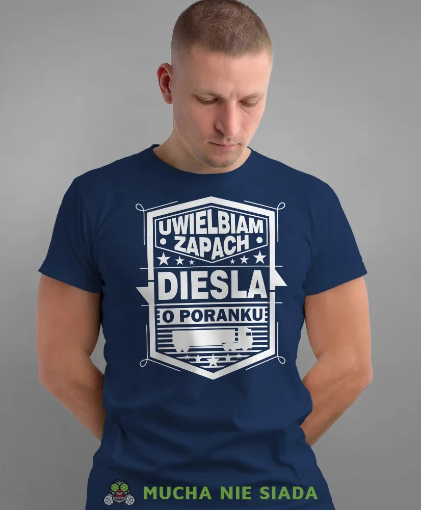Uwielbiam zapach diesla o poranku, granatowa koszulka z nadrukiem, prezent dla kierowcy tira, prezent dla kierowcy ciężarówki, koszulka dla kierowcy ciężarówki, koszulki dla kierowcy, mucha niesiada, mns.webp