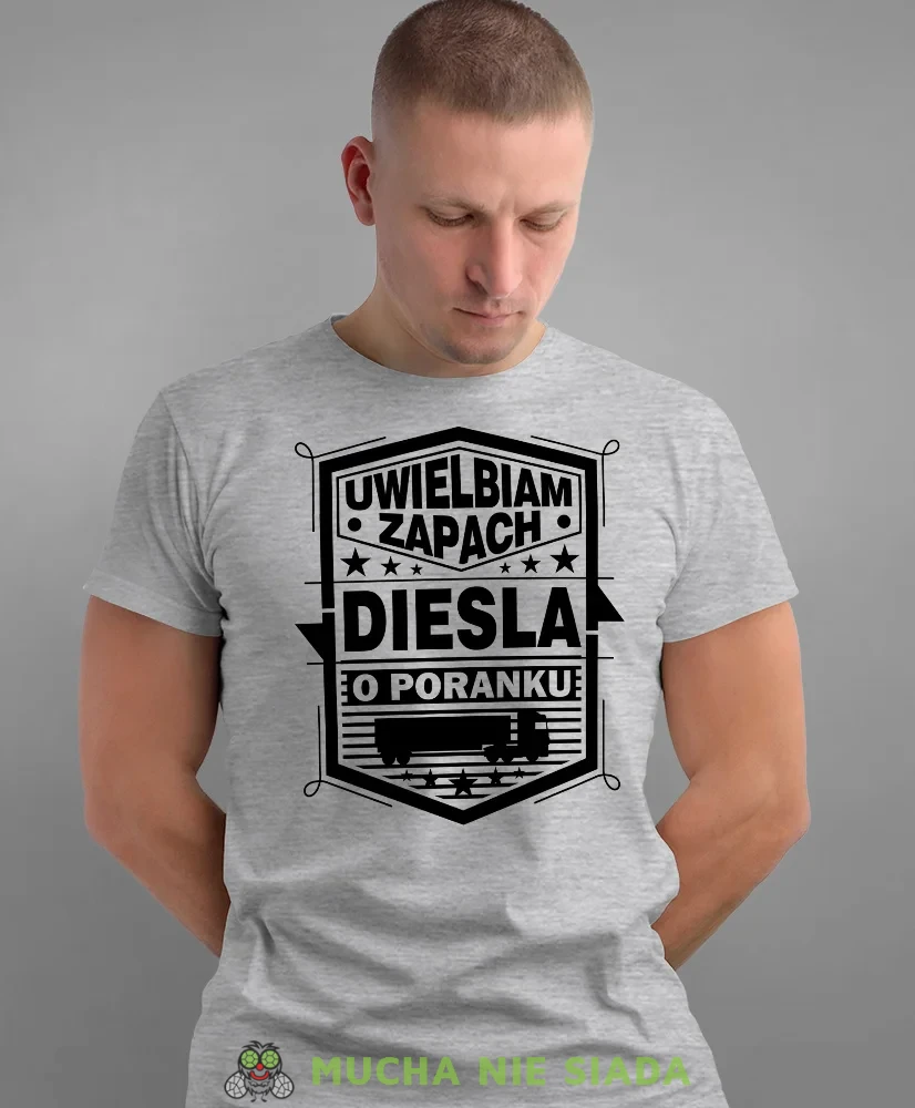 Uwielbiam zapach diesla o poranku, szara koszulka z nadrukiem, prezent dla kierowcy tira, prezent dla kierowcy ciężarówki, koszulka dla kierowcy ciężarówki, koszulki dla kierowcy, mucha niesiada, mns.webp