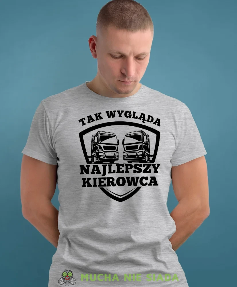 Tak wygląda najlepszy kierowca, szara koszulka z nadrukiem, prezent dla kierowcy tira, prezent dla kierowcy ciężarówki, koszulka dla kierowcy ciężarówki, koszulki dla kierowcy, mucha niesiada, mns.webp