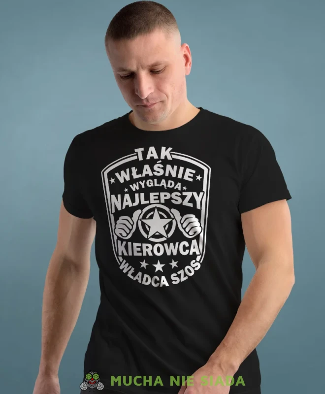 Tak właśnie wygląda najlepszy kierowca władca szos, czarna koszulka z nadrukiem, prezent dla kierowcy tira, prezent dla kierowcy ciężarówki, koszulka dla kierowcy ciężarówki, koszulki dla kierowcy, mucha niesiada, mns.webp
