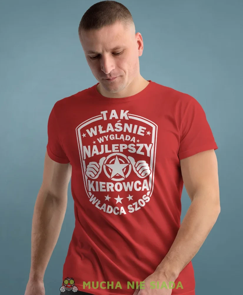 Tak właśnie wygląda najlepszy kierowca władca szos, czerwona koszulka z nadrukiem, prezent dla kierowcy tira, prezent dla kierowcy ciężarówki, koszulka dla kierowcy ciężarówki, koszulki dla kierowcy, mucha niesiada, mns.webp