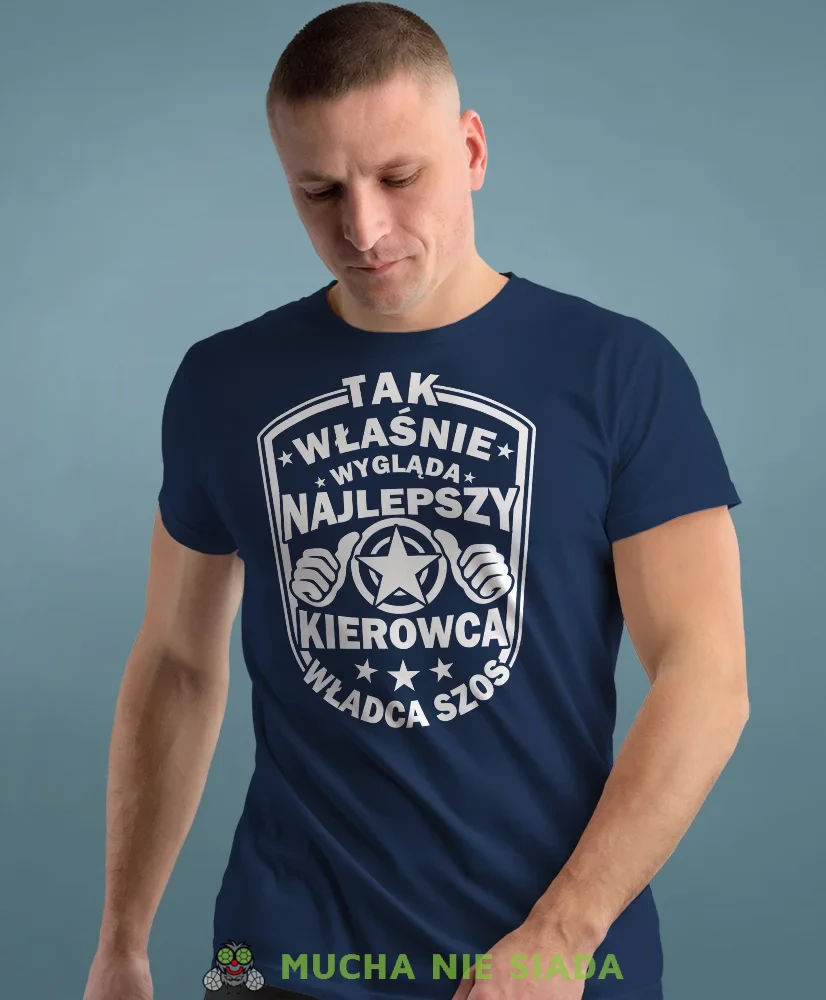 Tak właśnie wygląda najlepszy kierowca władca szos, granatowa koszulka z nadrukiem, prezent dla kierowcy tira, prezent dla kierowcy ciężarówki, koszulka dla kierowcy ciężarówki, koszulki dla kierowcy, mucha niesiada, mns.webp