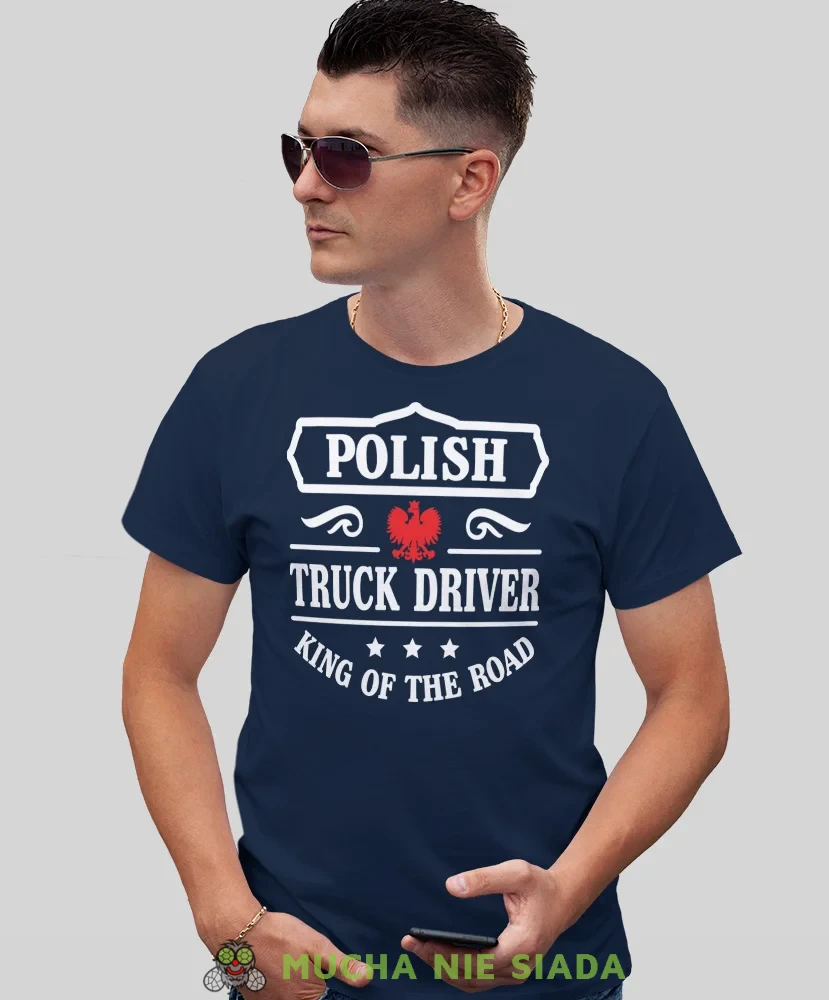 Polish truck driver King of the road, granatowa koszulka z nadrukiem, prezent dla kierowcy tira, prezent dla kierowcy ciężarówki, koszulka dla kierowcy ciężarówki, koszulki dla kierowcy, mucha niesiada, mns.webp