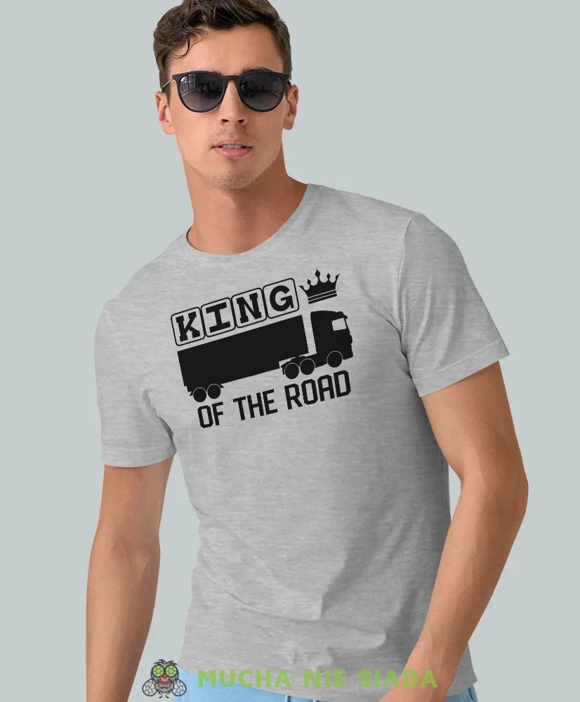 King of the road, szara koszulka z nadrukiem, prezent dla kierowcy tira, prezent dla kierowcy ciężarówki, koszulka dla kierowcy ciężarówki, koszulki dla kierowcy, mucha niesiada, mns.webp
