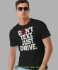Don't text just drive, czarna koszulka z nadrukiem, prezent dla kierowcy tira, prezent dla kierowcy ciężarówki, koszulka dla kierowcy ciężarówki, koszulki dla kierowcy, mucha niesiada, mns.webp