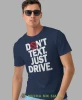 Don't text just drive, granatowa koszulka z nadrukiem, prezent dla kierowcy tira, prezent dla kierowcy ciężarówki, koszulka dla kierowcy ciężarówki, koszulki dla kierowcy, mucha niesiada, mns.webp