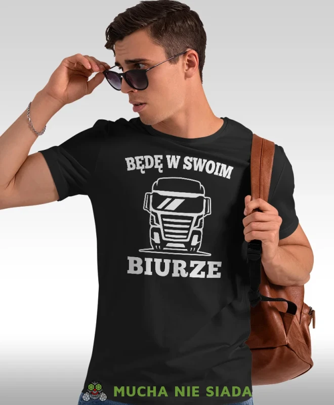 Będę w swoim biurze, czarna męska koszulka, koszulka z nadrukiem, prezent dla kierowcy tira, prezent dla kierowcy ciężarówki, koszulka dla kierowcy ciężarówki, koszulki dla kierowcy, mucha niesiada, mns.webp
