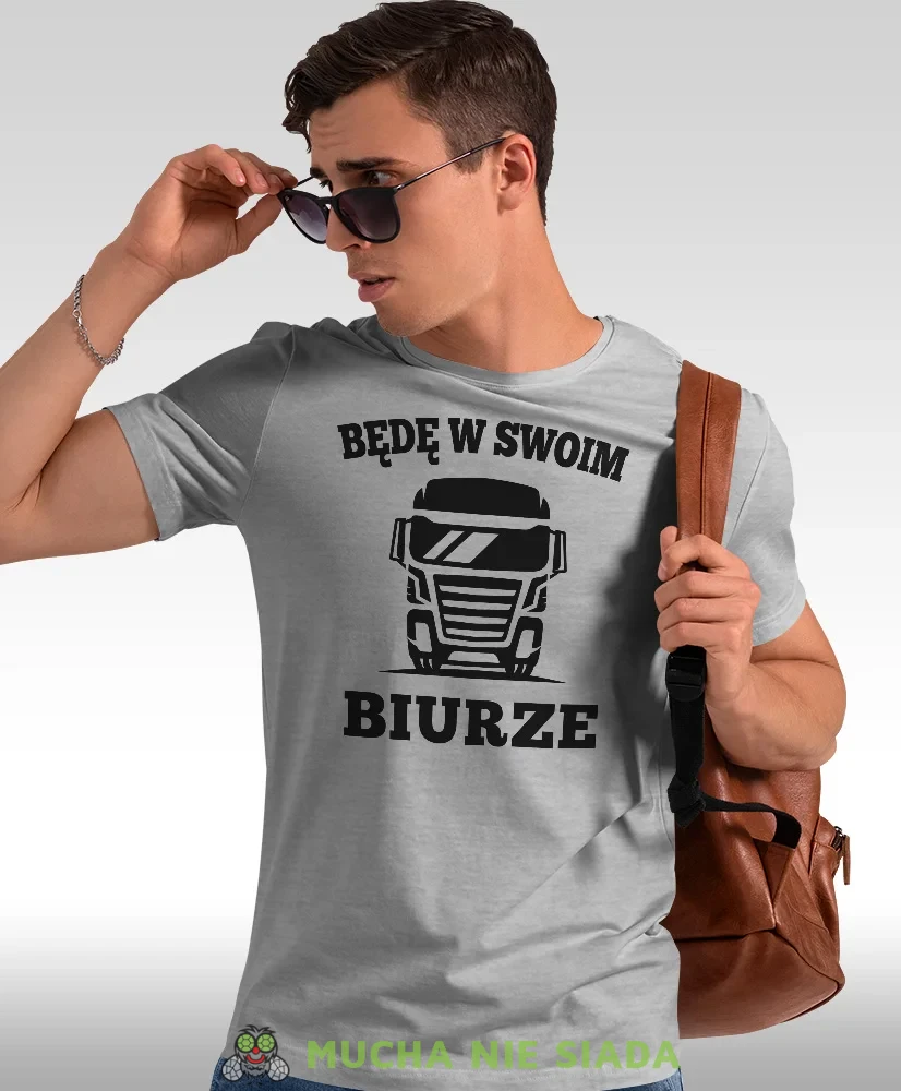 Będę w swoim biurze, szara męska koszulka, koszulka z nadrukiem, prezent dla kierowcy tira, prezent dla kierowcy ciężarówki, koszulka dla kierowcy ciężarówki, koszulki dla kierowcy, mucha niesiada, mns.webp