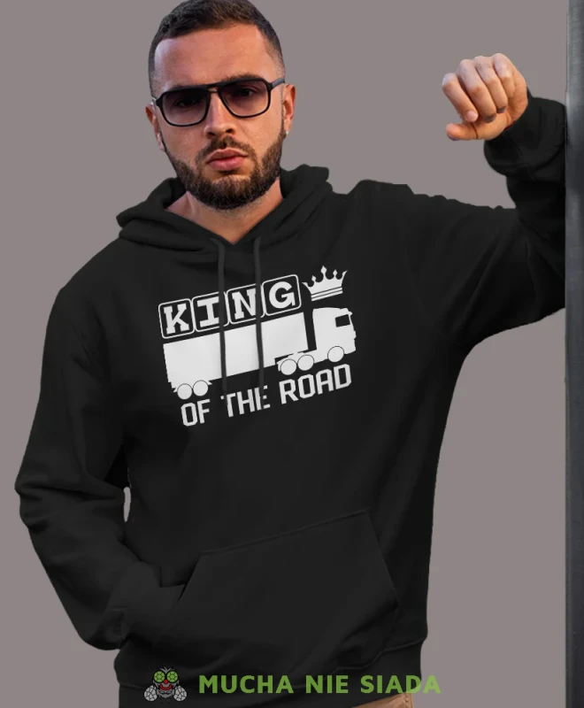 King of the road, czarna bluza z kapturem, prezent dla kierowcy tira, prezent dla kierowcy ciężarówki, bluza dla kierowcy ciężarówki, bluzy dla kierowcy, mucha niesiada, mns.webp