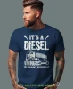 It's a diesel thing you wouldn't understand, granatowa koszulka z nadrukiem, prezent dla kierowcy tira, prezent dla kierowcy ciężarówki, koszulka dla kierowcy ciężarówki, koszulki dla kierowcy, mucha niesiada.webp