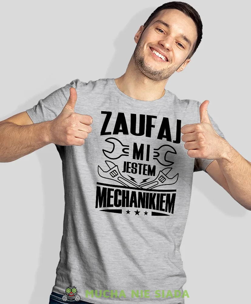 Zaufaj mi jestem mechanikiem, szara męska koszulka, prezent dla mechanika, koszulka z nadrukiem dla mechanika, koszulka dla mechanika, koszulki dla mechanika, mucha niesiada, mns.webp
