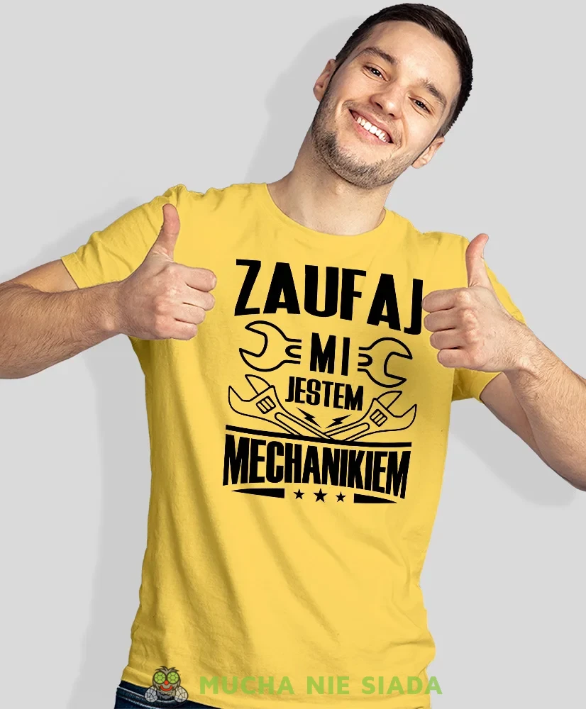 Zaufaj mi jestem mechanikiem, żółta męska koszulka, prezent dla mechanika, koszulka z nadrukiem dla mechanika, koszulka dla mechanika, koszulki dla mechanika, mucha niesiada, mns.webp
