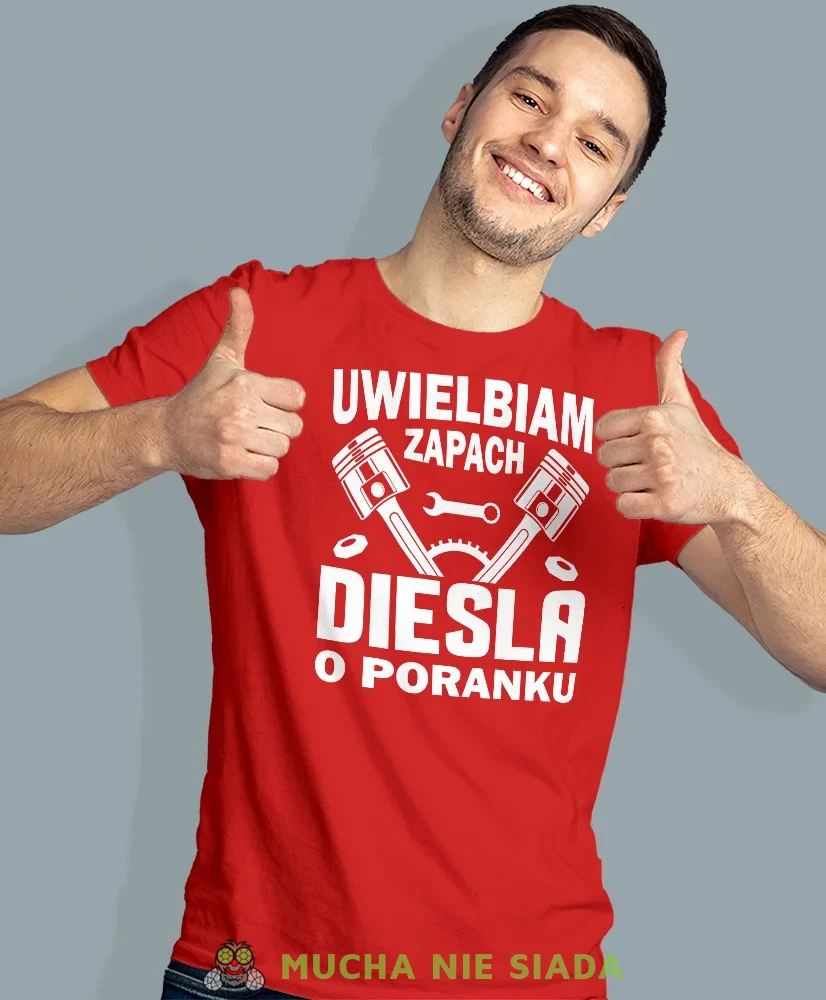 Uwielbiam zapach diesla o poranku, czerwona męska koszulka, prezent dla mechanika, koszulka z nadrukiem dla mechanika, koszulka dla mechanika, koszulki dla mechanika, mucha niesiada, mns.webp