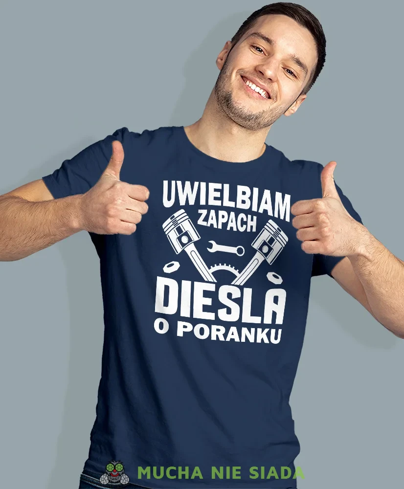 Uwielbiam zapach diesla o poranku, granatowa męska koszulka, prezent dla mechanika, koszulka z nadrukiem dla mechanika, koszulka dla mechanika, koszulki dla mechanika, mucha niesiada, mns.webp