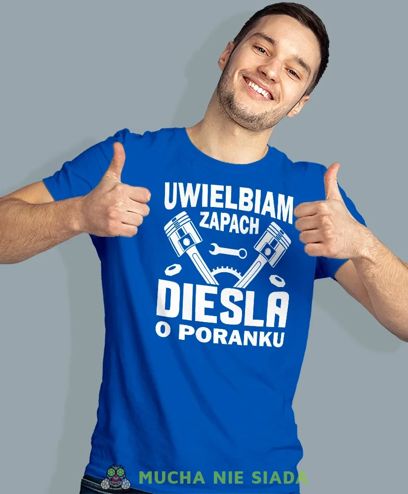 Uwielbiam zapach diesla o poranku, niebieska męska koszulka, prezent dla mechanika, koszulka z nadrukiem dla mechanika, koszulka dla mechanika, koszulki dla mechanika, mucha niesiada, mns.webp