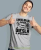 Uwielbiam zapach diesla o poranku, szara męska koszulka, prezent dla mechanika, koszulka z nadrukiem dla mechanika, koszulka dla mechanika, koszulki dla mechanika, mucha niesiada, mns.webp