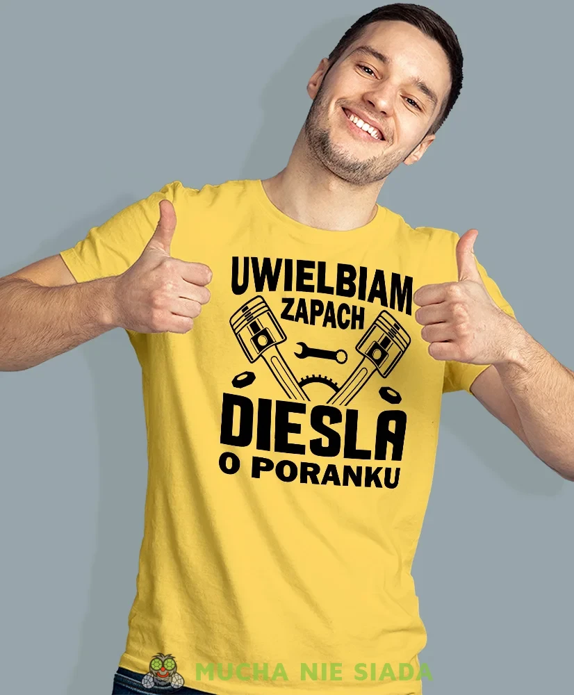 Uwielbiam zapach diesla o poranku, żółta męska koszulka, prezent dla mechanika, koszulka z nadrukiem dla mechanika, koszulka dla mechanika, koszulki dla mechanika, mucha niesiada, mns.webp