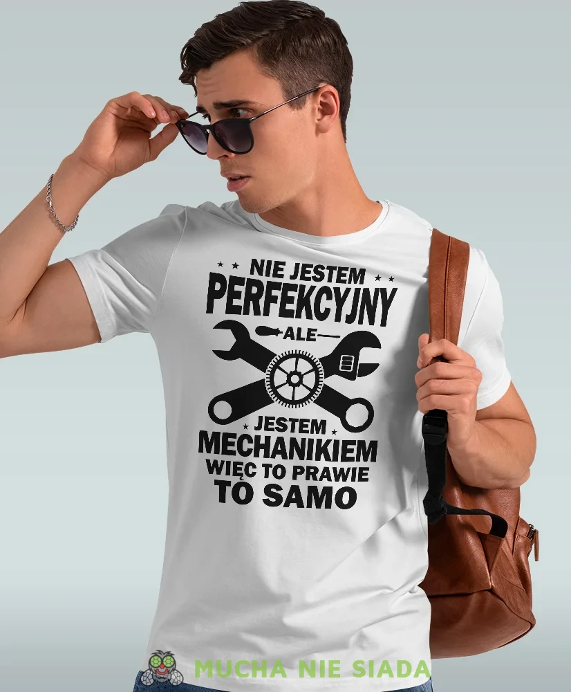 Nie jestem perfekcyjny ale jestem mechanikiem, biała męska koszulka, prezent dla mechanika, koszulka z nadrukiem dla mechanika, koszulka dla mechanika, koszulki dla mechanika, mucha niesiada, mns.webp