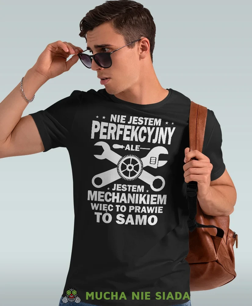 Nie jestem perfekcyjny ale jestem mechanikiem, czarna męska koszulka, prezent dla mechanika, koszulka z nadrukiem dla mechanika, koszulka dla mechanika, koszulki dla mechanika, mucha niesiada, mns.webp