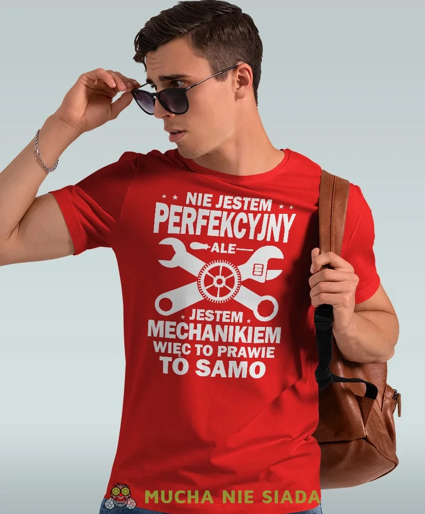Nie jestem perfekcyjny ale jestem mechanikiem, czerwona męska koszulka, prezent dla mechanika, koszulka z nadrukiem dla mechanika, koszulka dla mechanika, koszulki dla mechanika, mucha niesiada, mns.webp