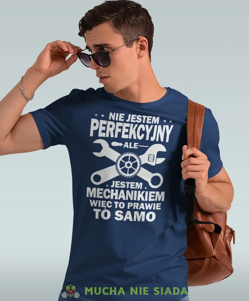 Nie jestem perfekcyjny ale jestem mechanikiem, granatowa męska koszulka, prezent dla mechanika, koszulka z nadrukiem dla mechanika, koszulka dla mechanika, koszulki dla mechanika, mucha niesiada, mns.webp
