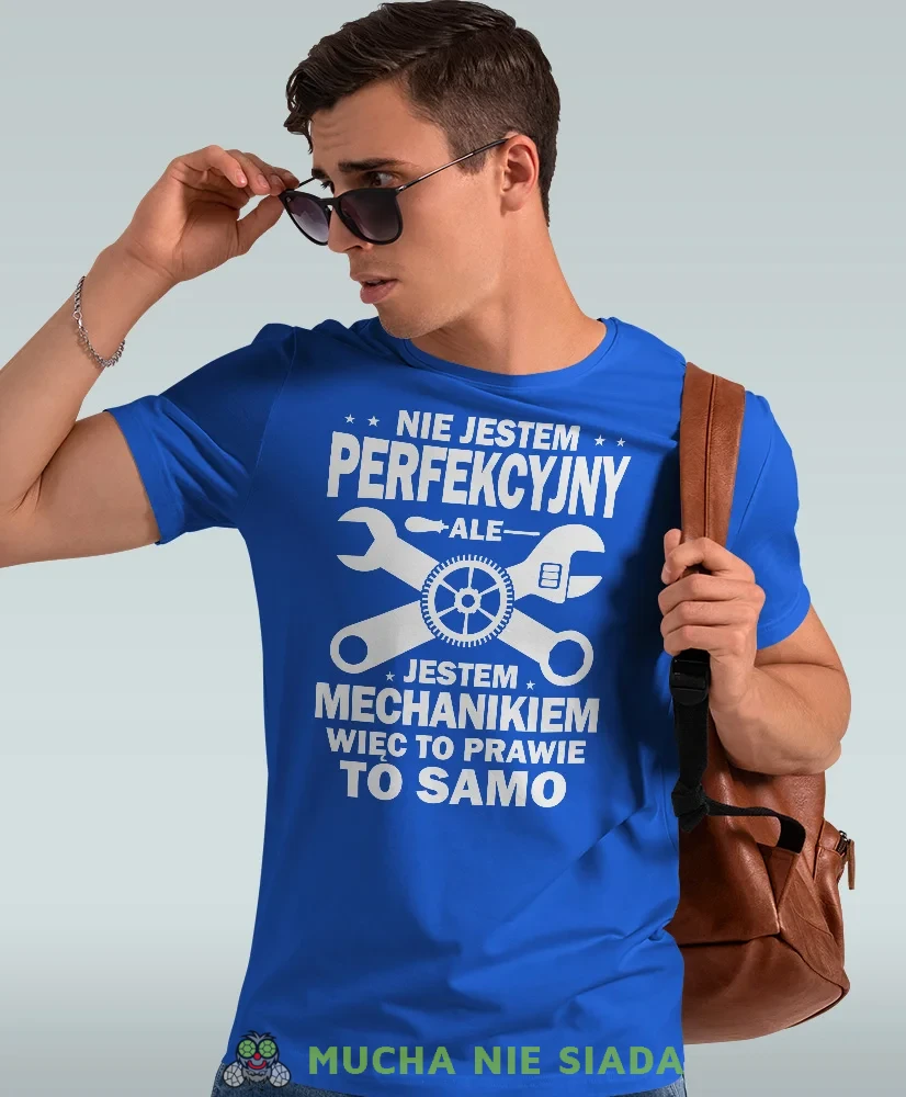 Nie jestem perfekcyjny ale jestem mechanikiem, niebieska męska koszulka, prezent dla mechanika, koszulka z nadrukiem dla mechanika, koszulka dla mechanika, koszulki dla mechanika, mucha niesiada, mns.webp