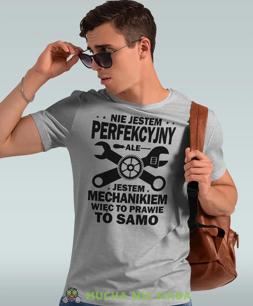 Nie jestem perfekcyjny ale jestem mechanikiem, szara męska koszulka, prezent dla mechanika, koszulka z nadrukiem dla mechanika, koszulka dla mechanika, koszulki dla mechanika, mucha niesiada, mns.webp