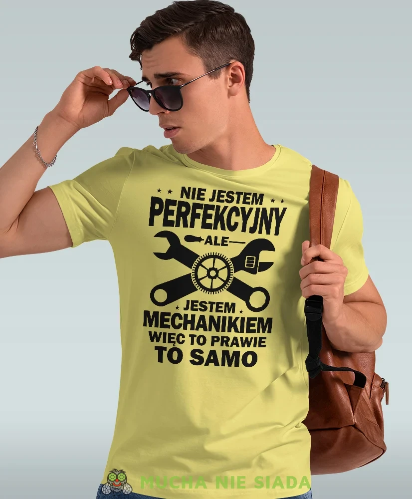 Nie jestem perfekcyjny ale jestem mechanikiem, żółta męska koszulka, prezent dla mechanika, koszulka z nadrukiem dla mechanika, koszulka dla mechanika, koszulki dla mechanika, mucha niesiada, mns.webp