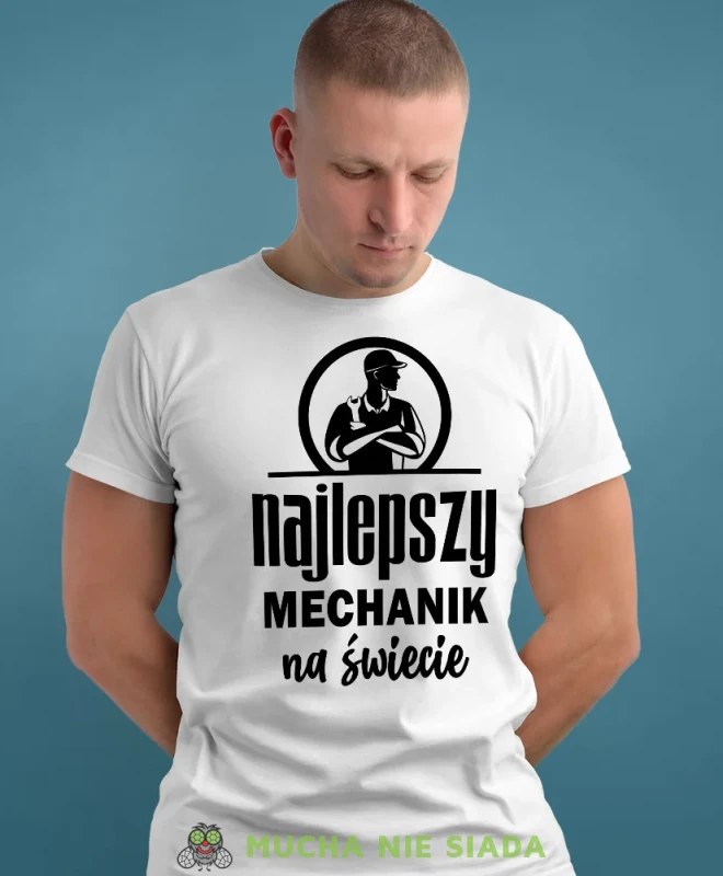 Najlepszy mechanik na świecie, biała męska koszulka, prezent dla mechanika, koszulka z nadrukiem dla mechanika, koszulka dla mechanika, koszulki dla mechanika, mucha niesiada, mns.webp